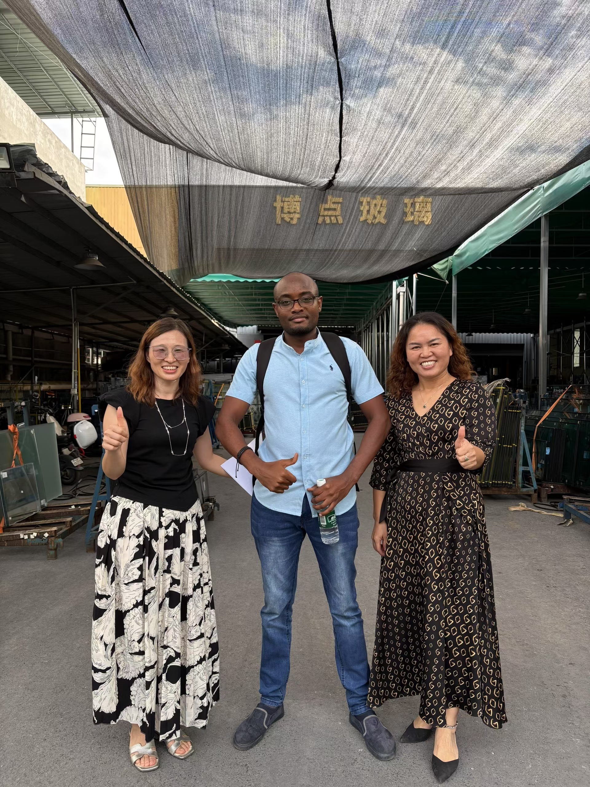 Overseas buyers visiting BDGLASS glass manufacturing plant